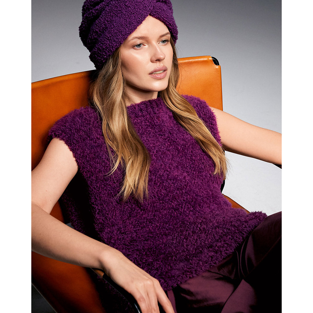 Model draagt een grijze gebreide cape van Lana Grossa Orsettini - Lana Grossa Orsettini 002 Roodviolet