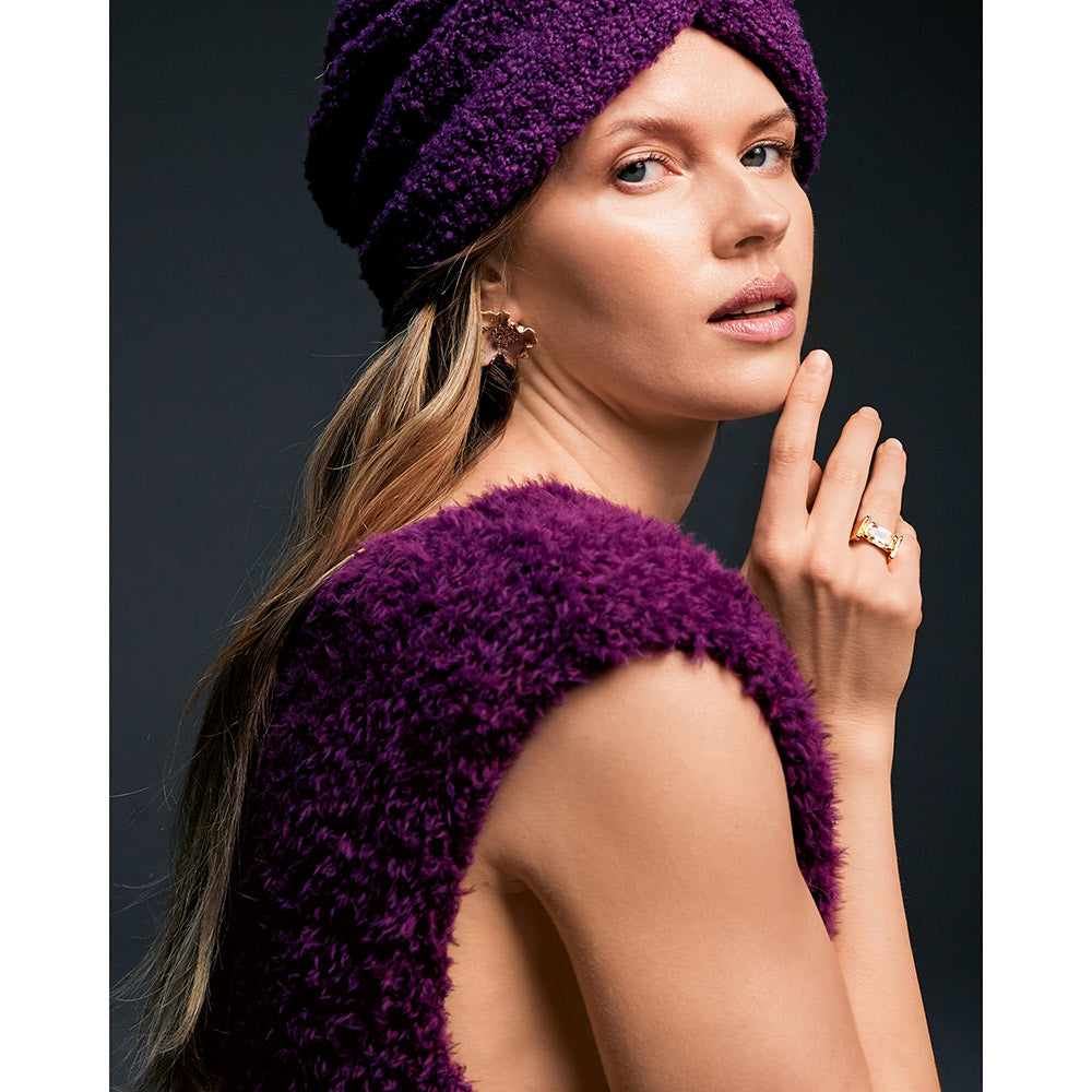 Detail van de mouw en afwerking van een grijze gebreide cape - Lana Grossa Orsettini 002 Roodviolet