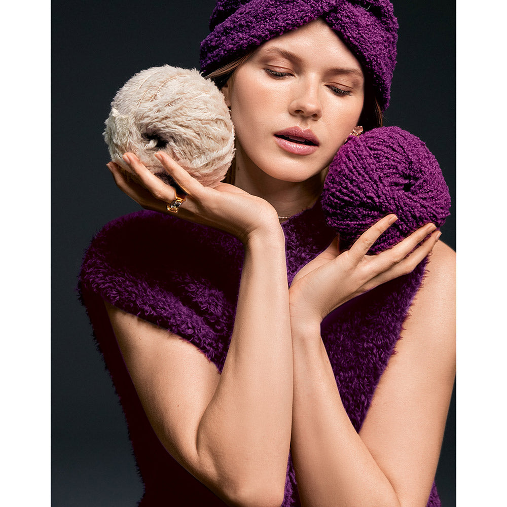 Achterkant van een grijze gebreide cape met soepele pasvorm - Lana Grossa Orsettini 002 Roodviolet
