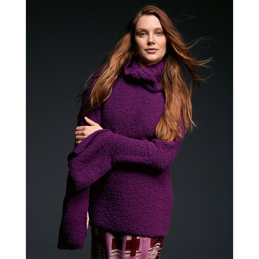 Model in een grijze gebreide cape van Lana Grossa Orsettini, vooraanzicht - Lana Grossa Orsettini 002 Roodviolet