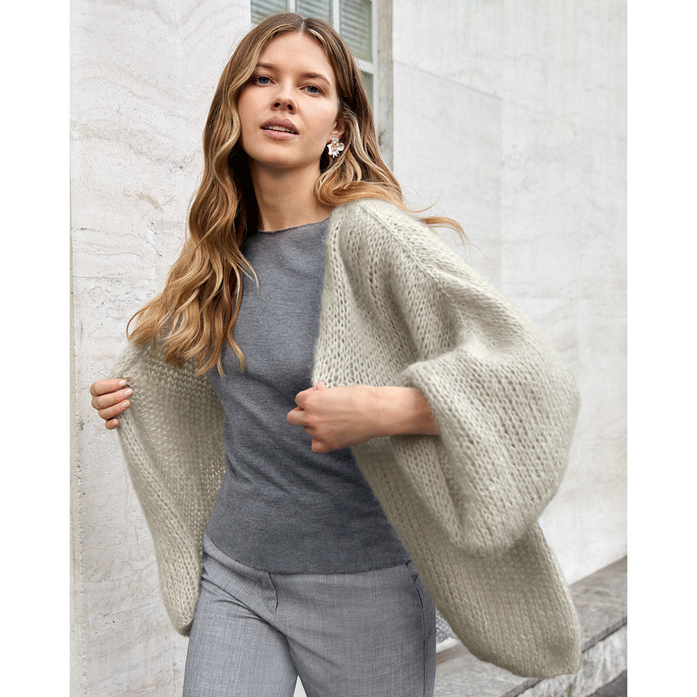 Sfeerfoto van een gebreid damesmodel uit Lana Grossa collectie, model 42, beeld 1 - sfeerbeeld bij Lana Grossa Mohair Di Gio 024 Camel - Lana Grossa Mohair Di Gio 017 Violet