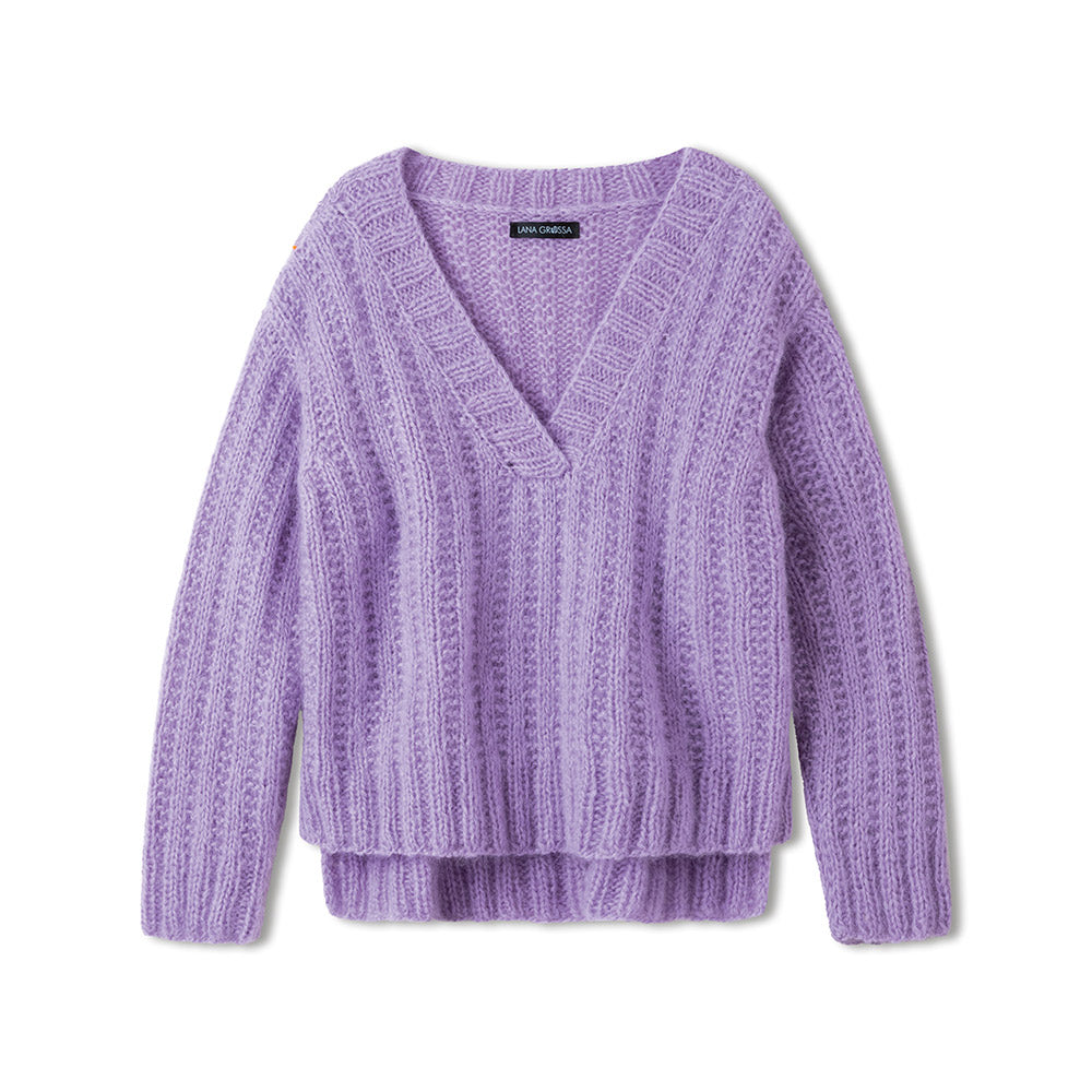 Sfeerfoto van een gebreid damesmodel uit Lana Grossa collectie, model 50, beeld 2 - sfeerbeeld bij Lana Grossa Mohair Di Gio 024 Camel - Lana Grossa Mohair Di Gio 017 Violet