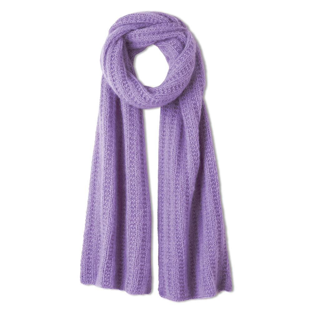 Sfeerfoto van een gebreid damesmodel uit Lana Grossa collectie, model 52, beeld 2 - sfeerbeeld bij Lana Grossa Mohair Di Gio 024 Camel - Lana Grossa Mohair Di Gio 017 Violet