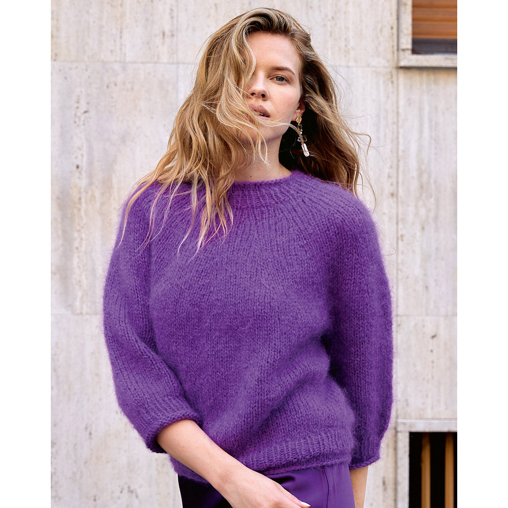 Sfeerfoto van een gebreid damesmodel uit Lana Grossa collectie, model 53, beeld 3 - sfeerbeeld bij Lana Grossa Mohair Di Gio 024 Camel - Lana Grossa Mohair Di Gio 017 Violet