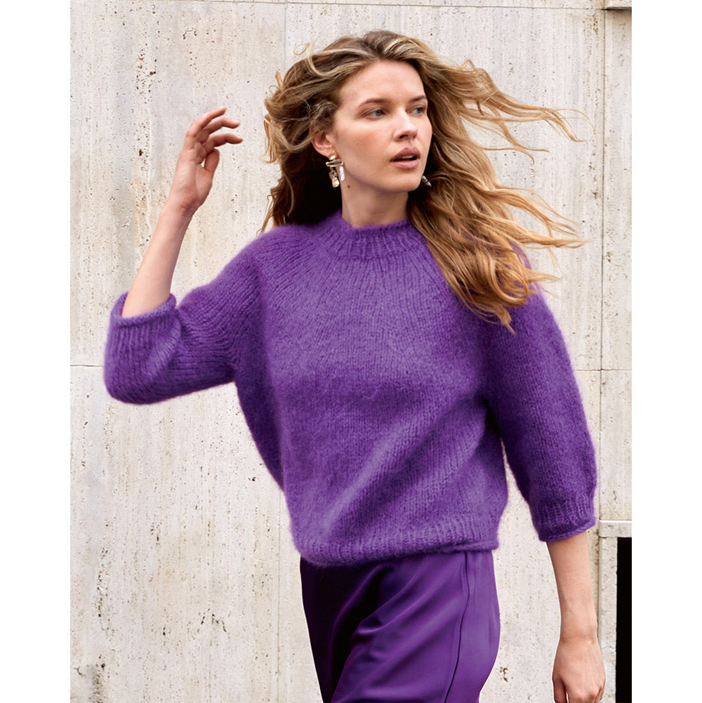 Sfeerfoto van een gebreid damesmodel uit Lana Grossa collectie, model 53, beeld 4 - sfeerbeeld bij Lana Grossa Mohair Di Gio 024 Camel - Lana Grossa Mohair Di Gio 017 Violet