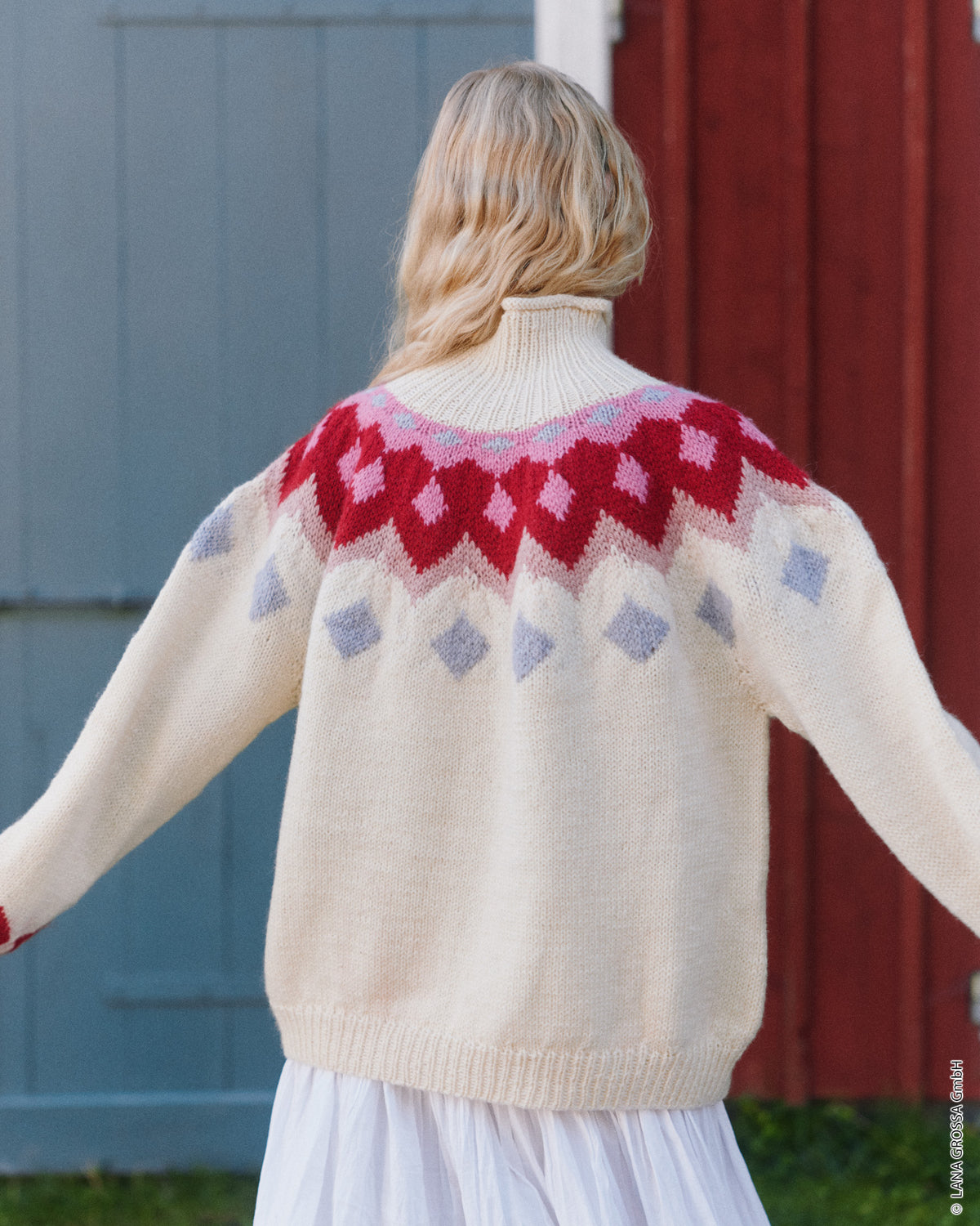 Lana Grossa Nordic Knits Nr. 5 Scandic Living - rondpassenpullover in Landlust Naturwolle - sfeerfoto 3