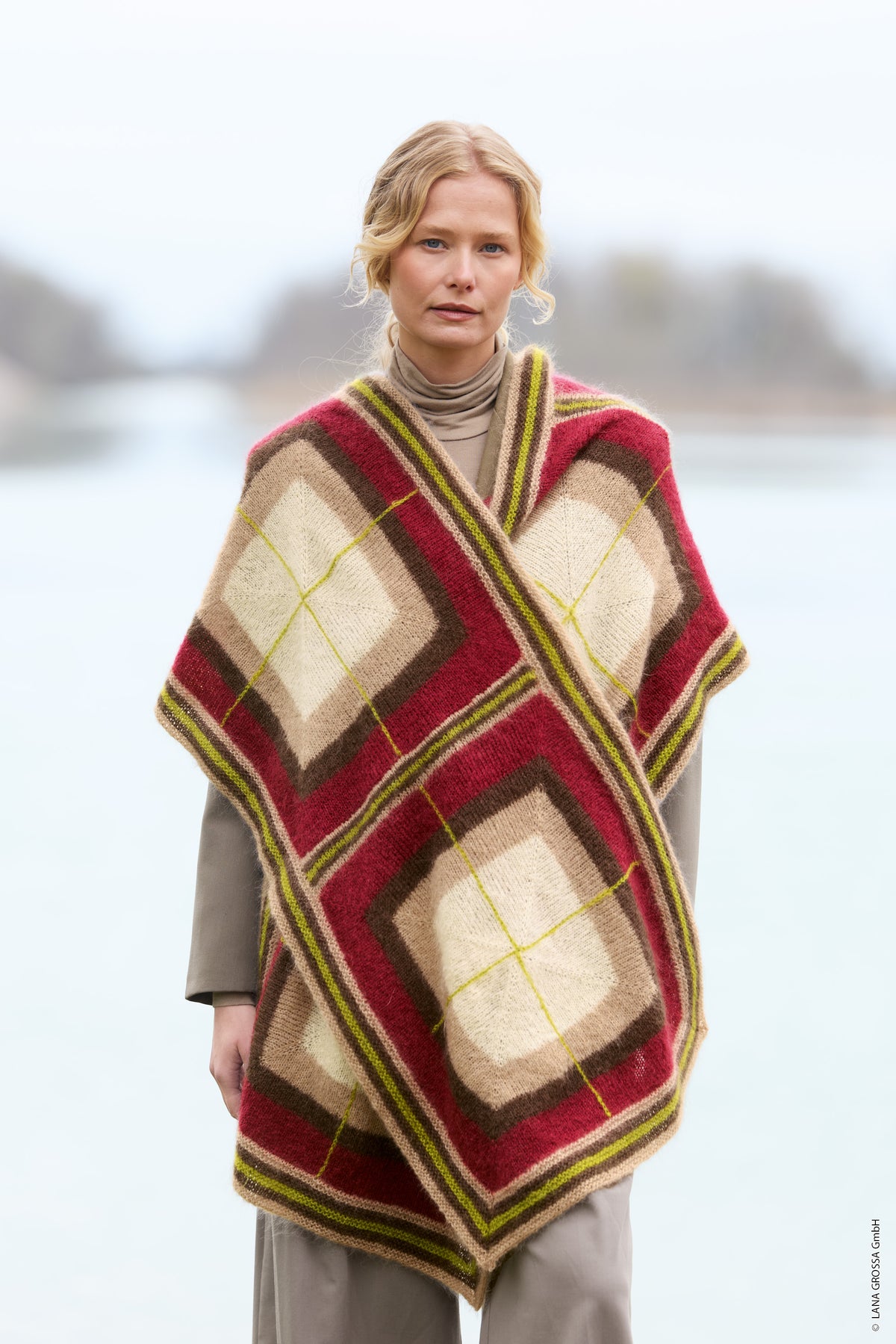 Lana Grossa Doeken & Co Nr. 10 model 10 - vrouw met geometrische rood-beige stola - Filo di Gio
