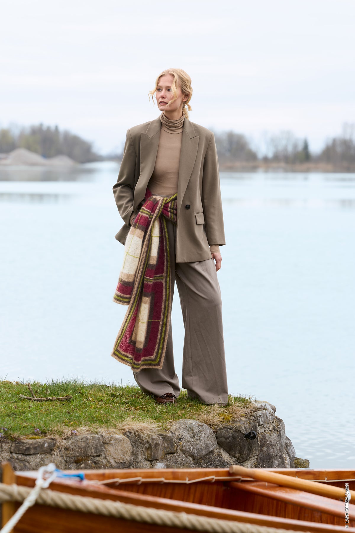 Lana Grossa Doeken & Co Nr. 10 model 10 - vrouw aan het water met lange geometrische stola - Filo di Gio