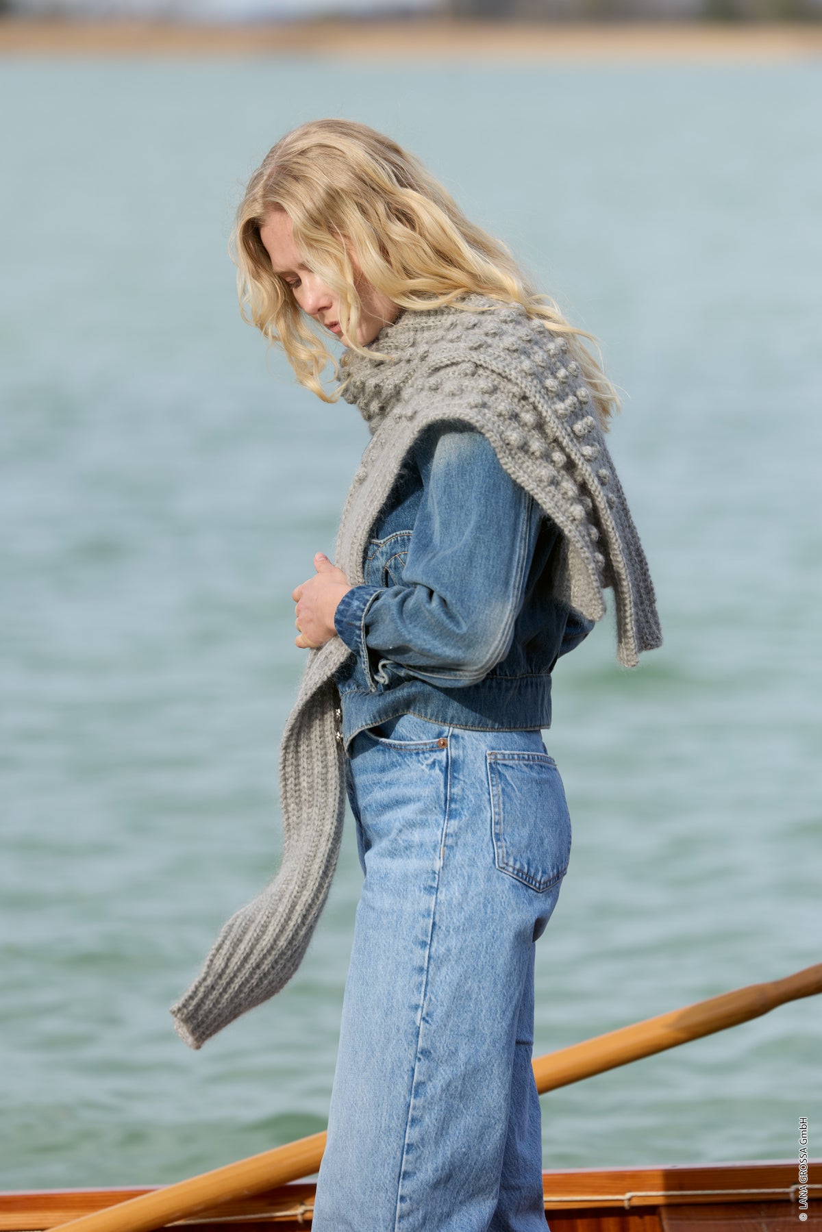 Lana Grossa Doeken & Co Nr. 10 model 14 - zijaanzicht van vrouw met grijze kragensjaal - Cool Merino en Silkhair