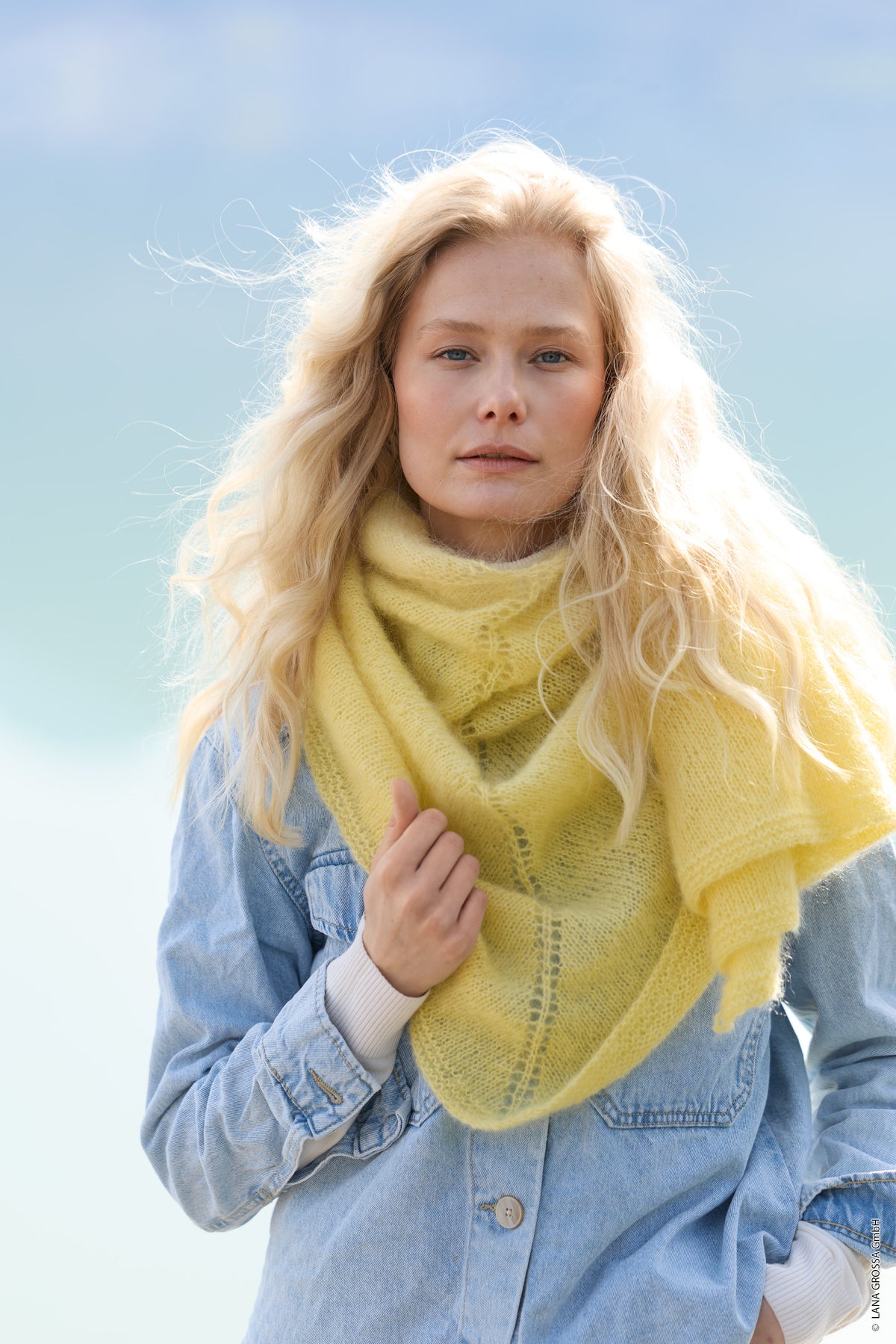 Lana Grossa Doeken & Co Nr. 10 model 17 - vrouw met gele omslagdoek om de hals en schouders - Filo di Gio