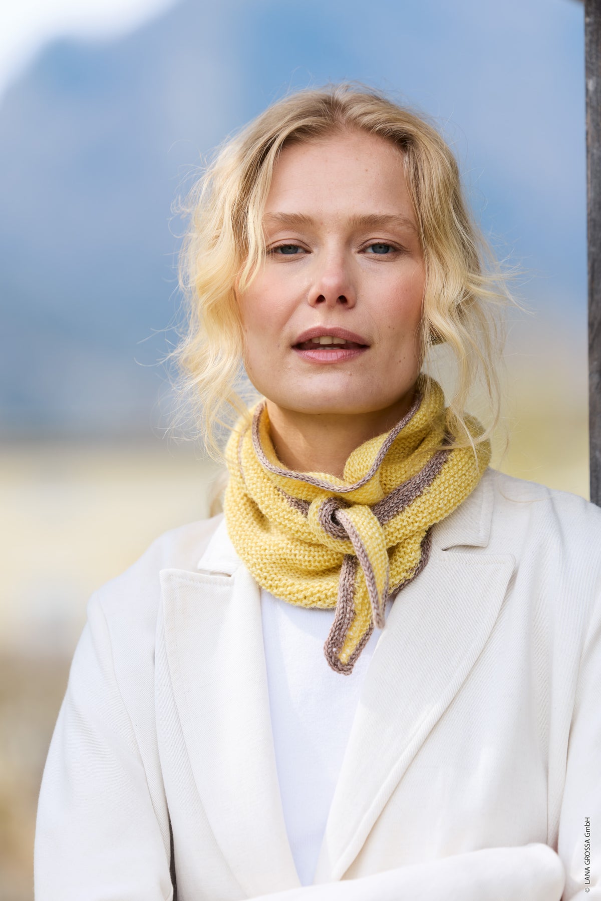 Lana Grossa Doeken & Co Nr. 10 model 18 - portret van vrouw met geel halsdoekje - Brigitte Silkdream
