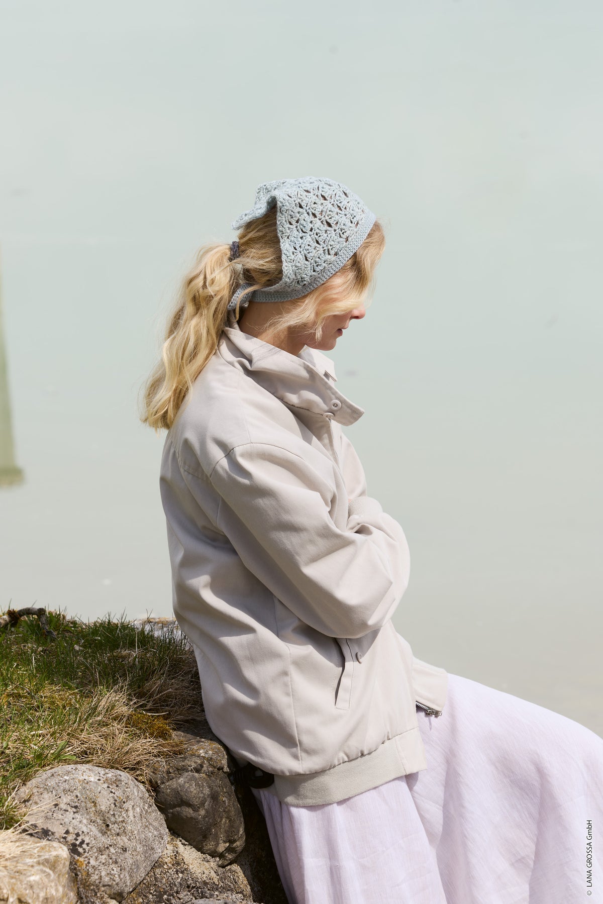 Lana Grossa Doeken & Co Nr. 10 model 19 - vrouw van opzij met lichtgrijze hoofddoek - Brigitte Silkdream