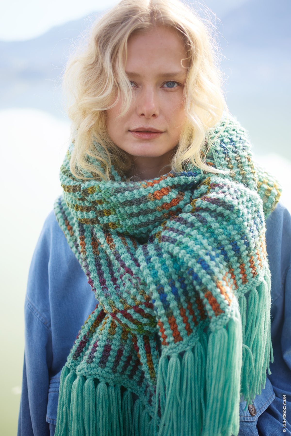 Lana Grossa Doeken & Co Nr. 10 model 1 - close-up van vrouw met turquoise gestreepte sjaal - Farfalla en Cool Merino