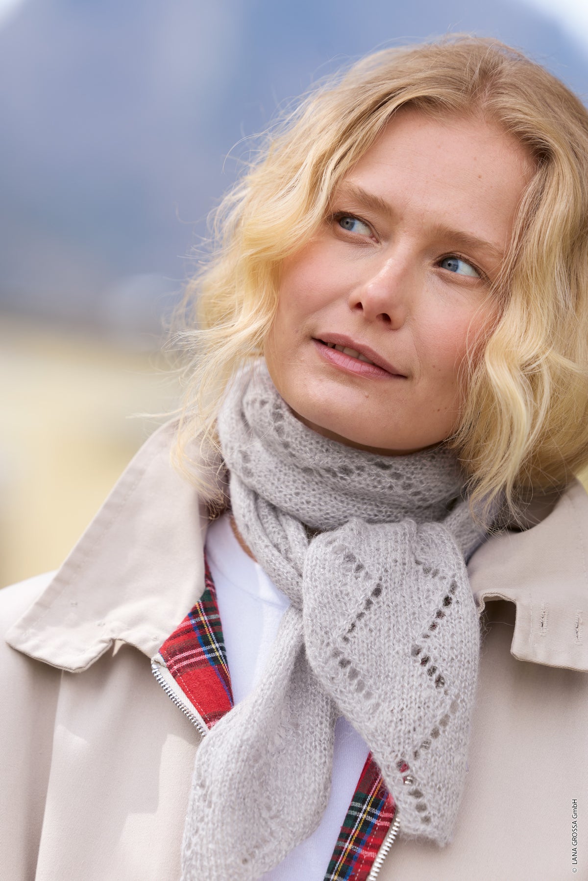 Lana Grossa Doeken & Co Nr. 10 model 20 - portret van vrouw met lichtgrijs halsdoekje - Setasuri Pearls