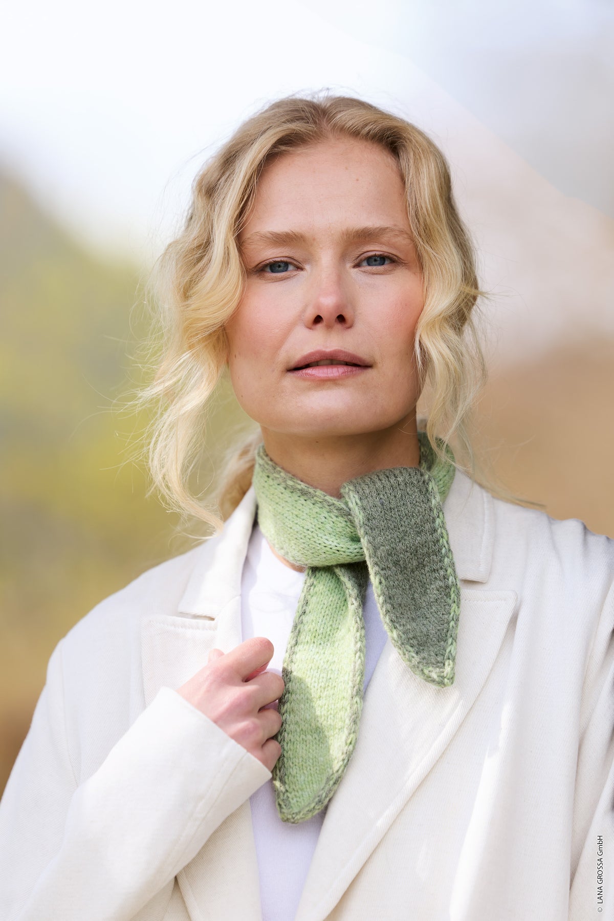 Lana Grossa Doeken & Co Nr. 10 model 21 - vrouw met lichtgroen smal halsdoekje - Cashmere 16 Fine