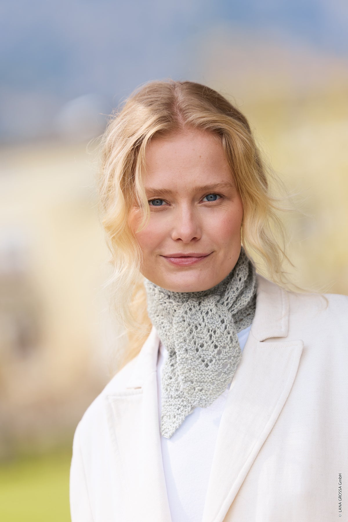 Lana Grossa Doeken & Co Nr. 10 model 22 - vrouw met lichtblauw halsdoekje - Cool Wool Lace of Brigitte Silkdream