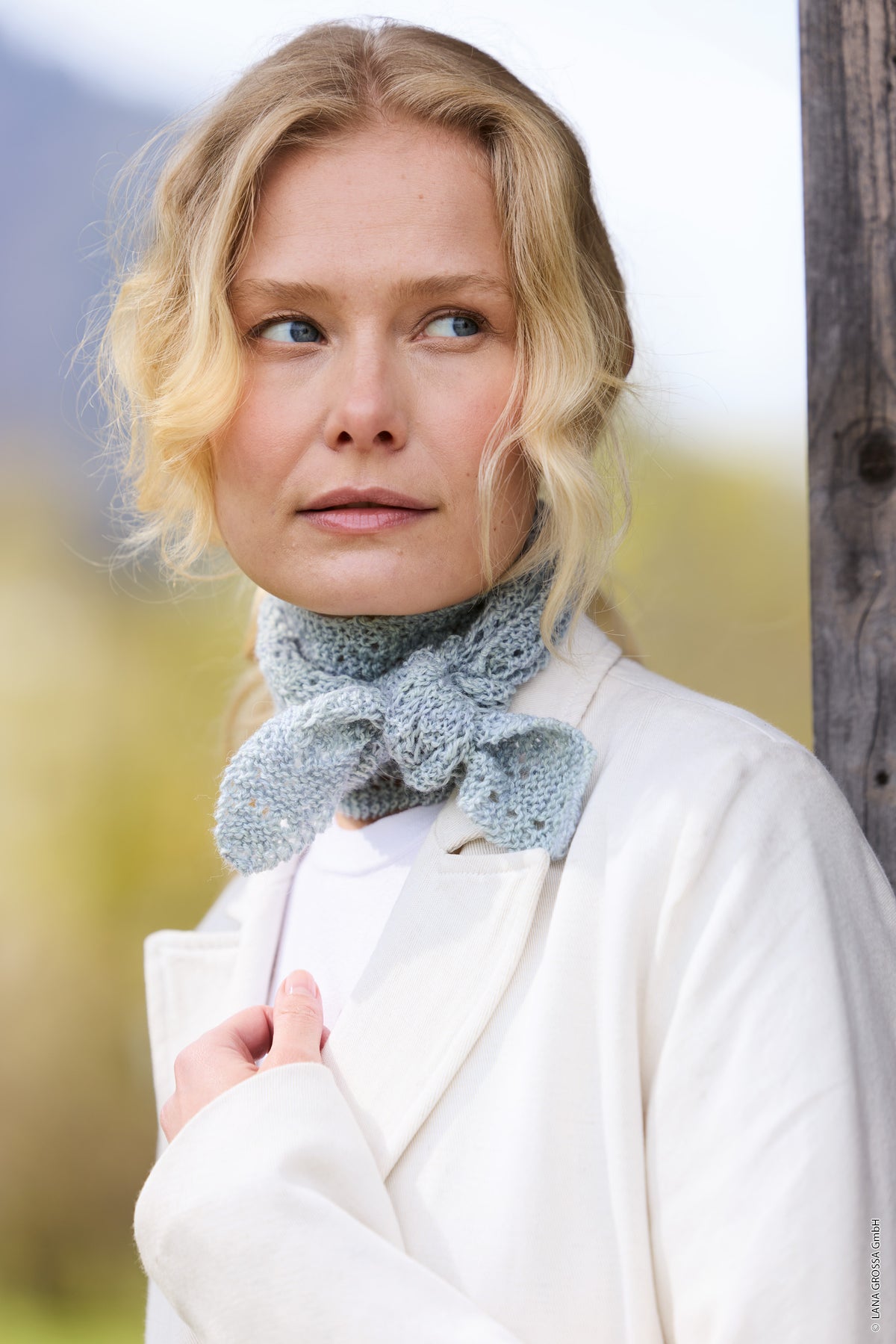 Lana Grossa Doeken & Co Nr. 10 model 22 - portret van vrouw met lichtblauw halsdoekje - Cool Wool Lace of Brigitte Silkdream