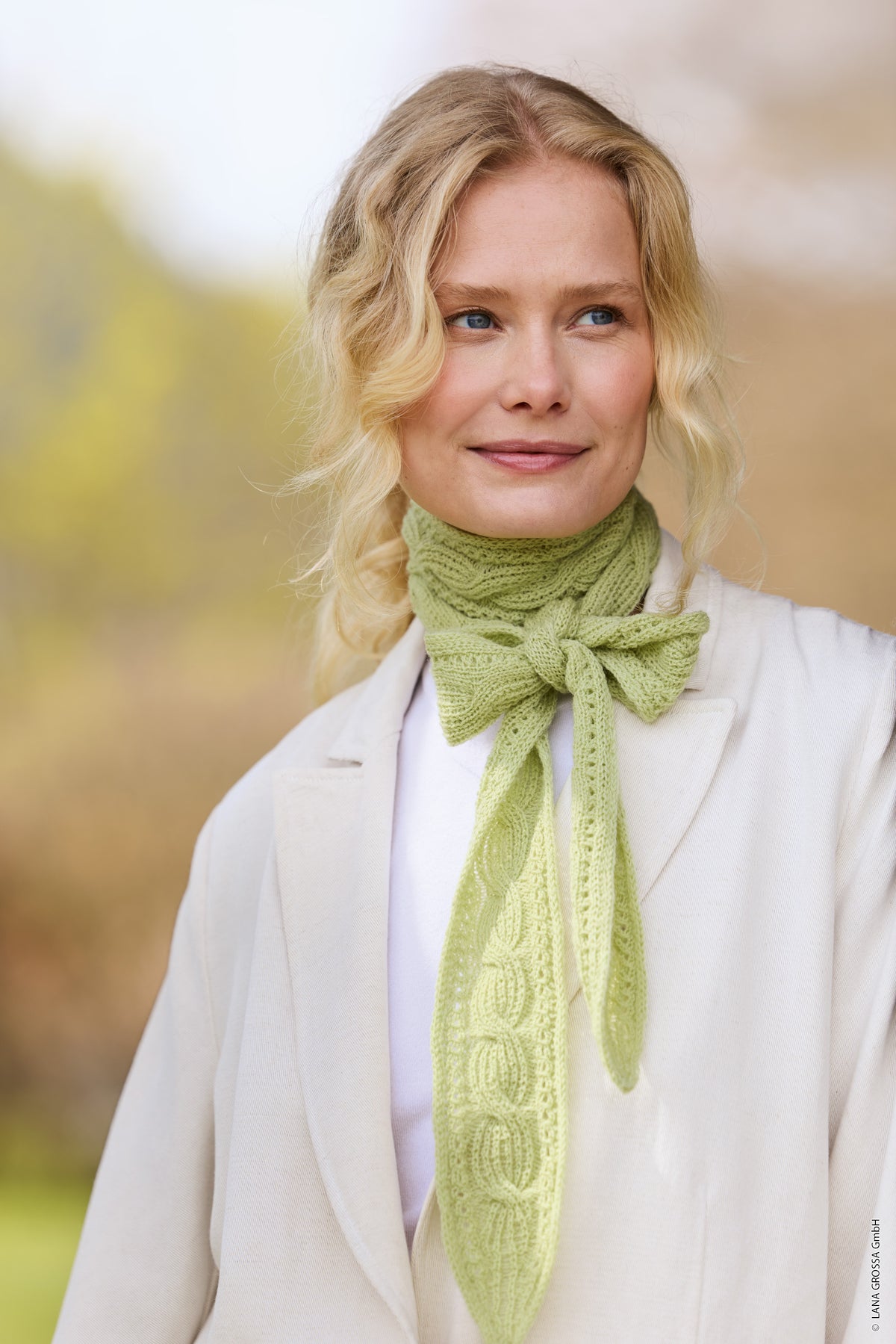 Lana Grossa Doeken & Co Nr. 10 model 23 - vrouw met lang lichtgroen halsdoekje gestrikt - Cool Wool Lace
