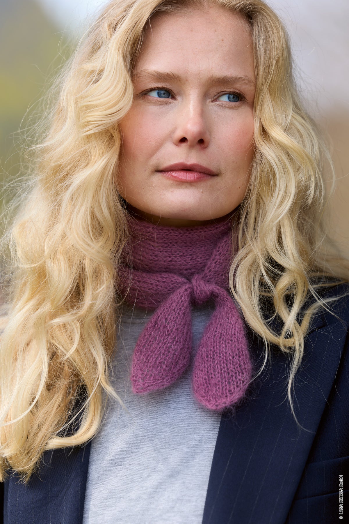 Lana Grossa Doeken & Co Nr. 10 model 24 - vrouw met paars halsdoekje met bolvormige uiteinden - Filo di Gio