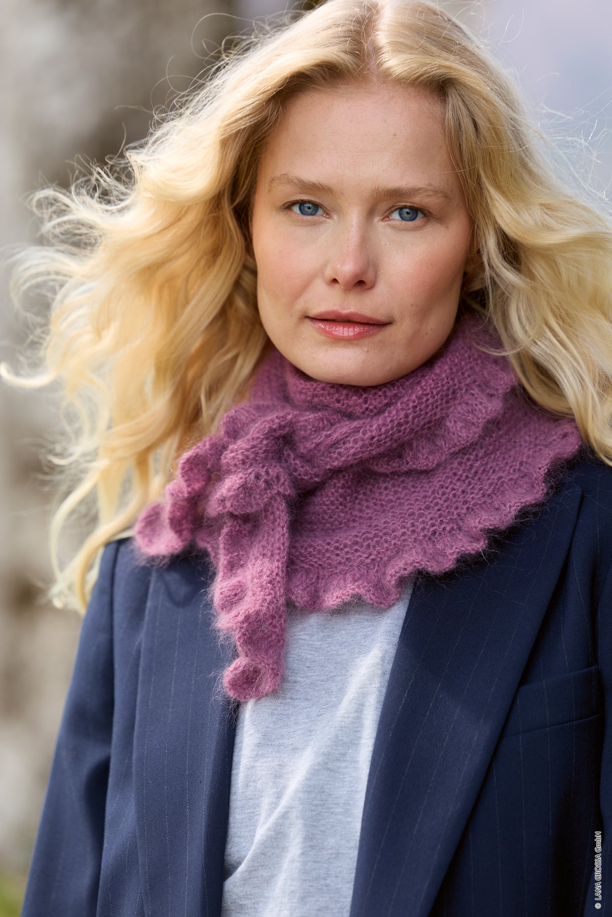 Lana Grossa Doeken & Co Nr. 10 model 25 - vrouw met paarse gerimpelde halsdoek - Filo di Gio