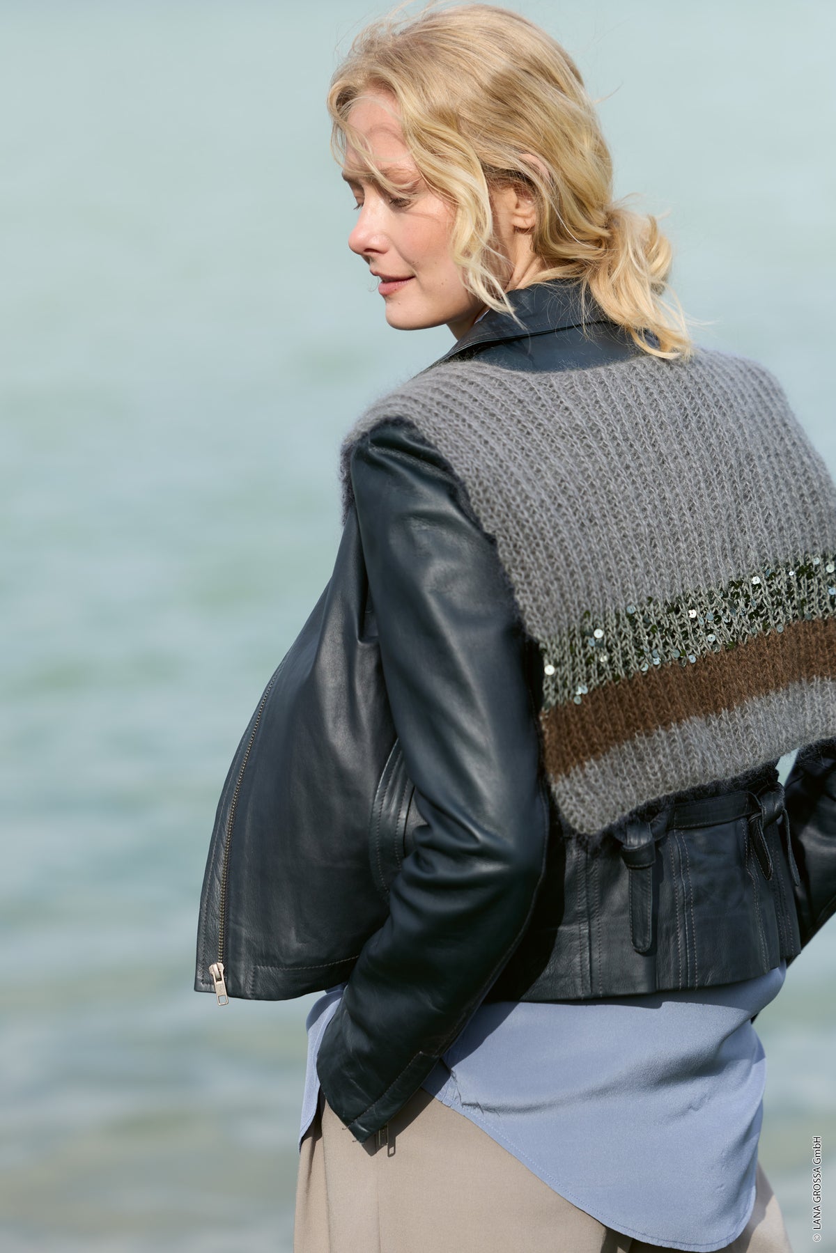Lana Grossa Doeken & Co Nr. 10 model 28 - zijaanzicht van vrouw met grijze kragensjaal - Filo di Gio en Cosmo