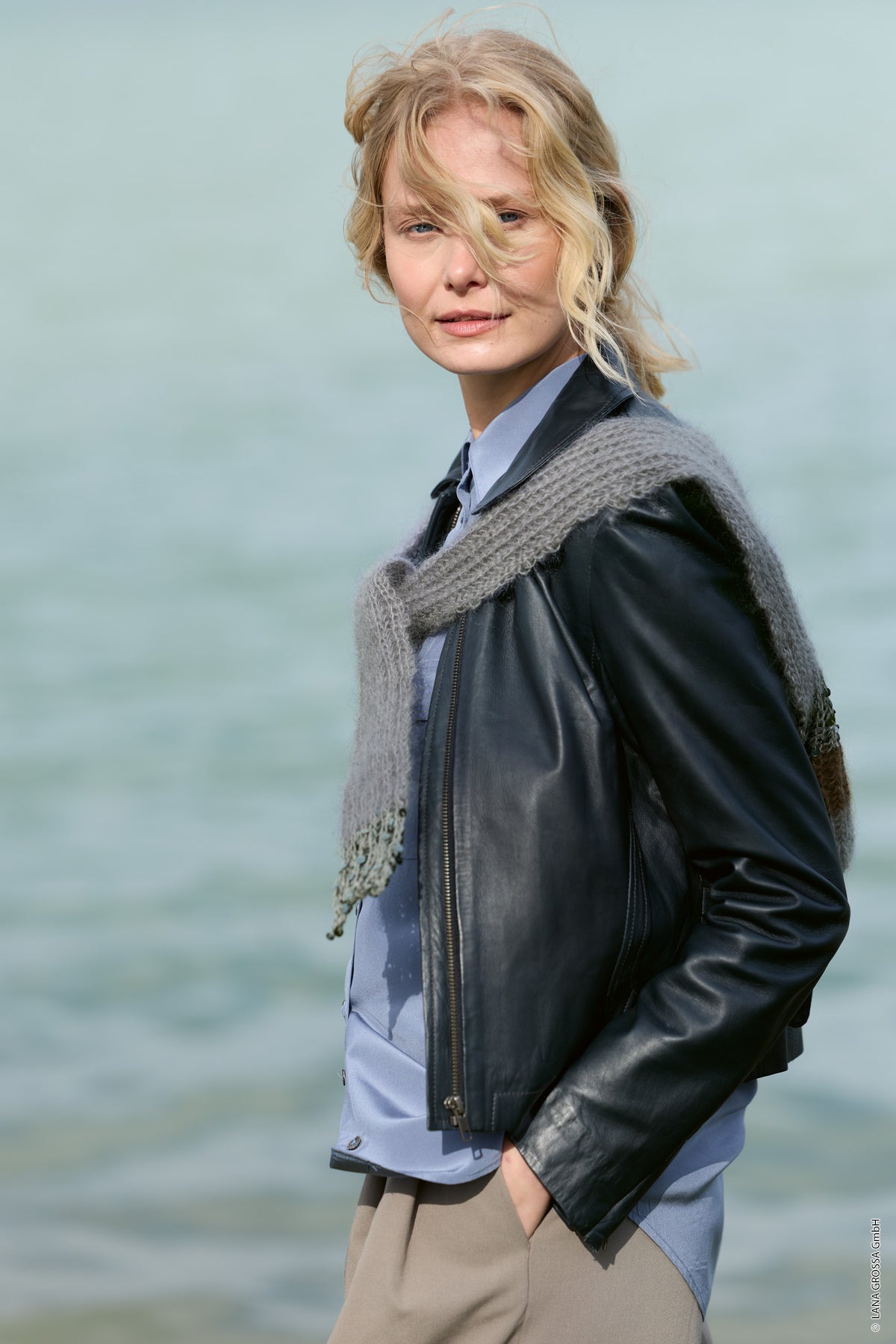Lana Grossa Doeken & Co Nr. 10 model 28 - portret van vrouw met grijze kragensjaal over leren jas - Filo di Gio en Cosmo