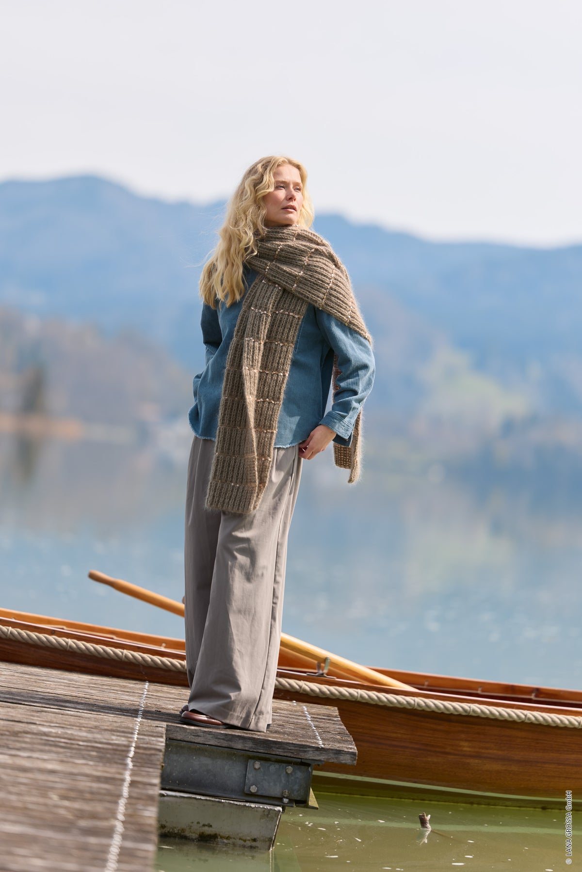 Lana Grossa Doeken & Co Nr. 10 model 29 - vrouw aan het water met lange bruine sjaal - Cool Wool Lace, Cosmo en Silkhair