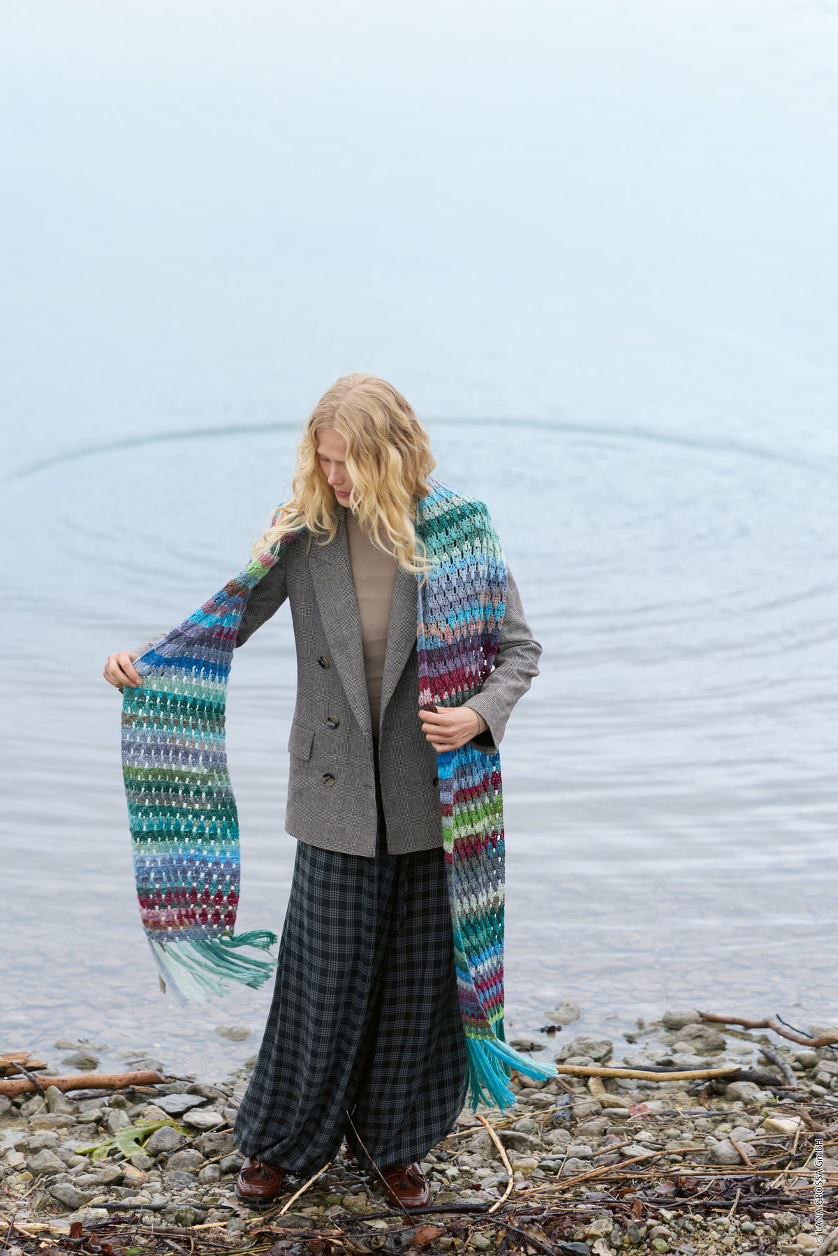 Lana Grossa Doeken & Co Nr. 10 model 2 - vrouw die de lange meerkleurige stola open draagt - Farfalla