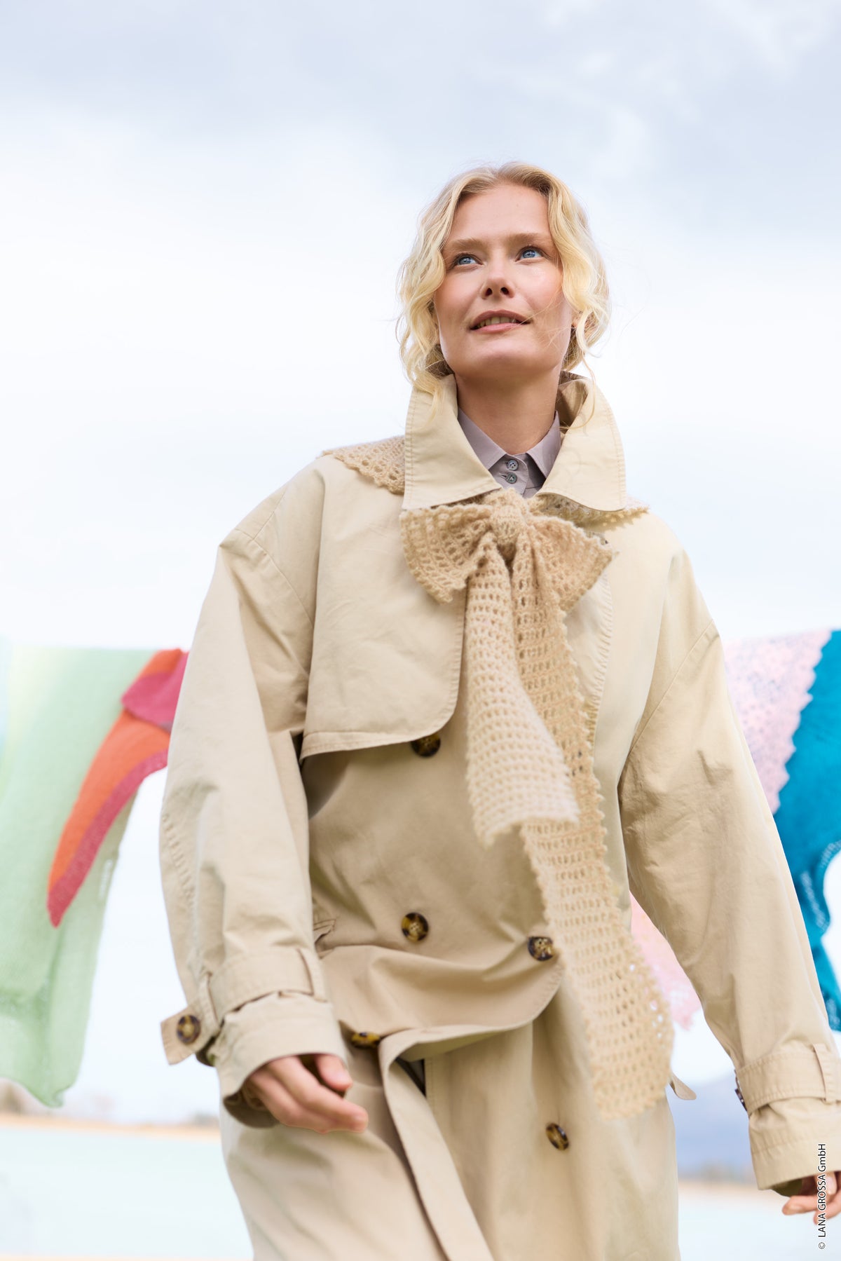 Lana Grossa Doeken & Co Nr. 10 model 31 - vrouw in beige jas met crèmekleurige kragensjaal - Setasuri Pearls