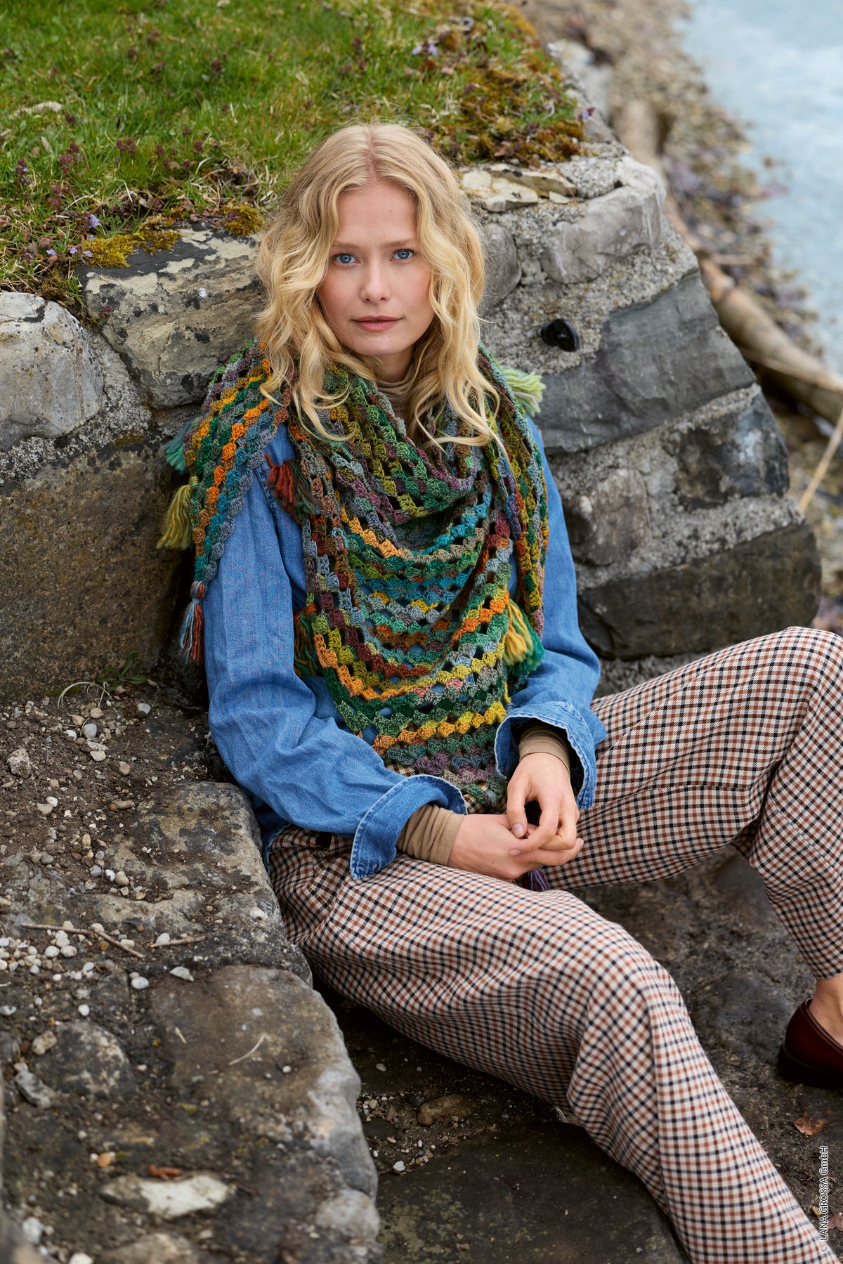 Lana Grossa Doeken & Co Nr. 10 model 3 - vrouw zittend op rotsen met kleurrijke driehoeksdoek - Colorissimo