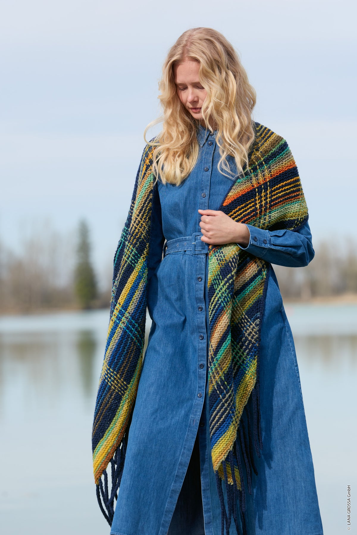 Lana Grossa Doeken & Co Nr. 10 model 4 - vrouw in blauwe jurk met geruite stola over de schouders - Farfalla en Cool Merino