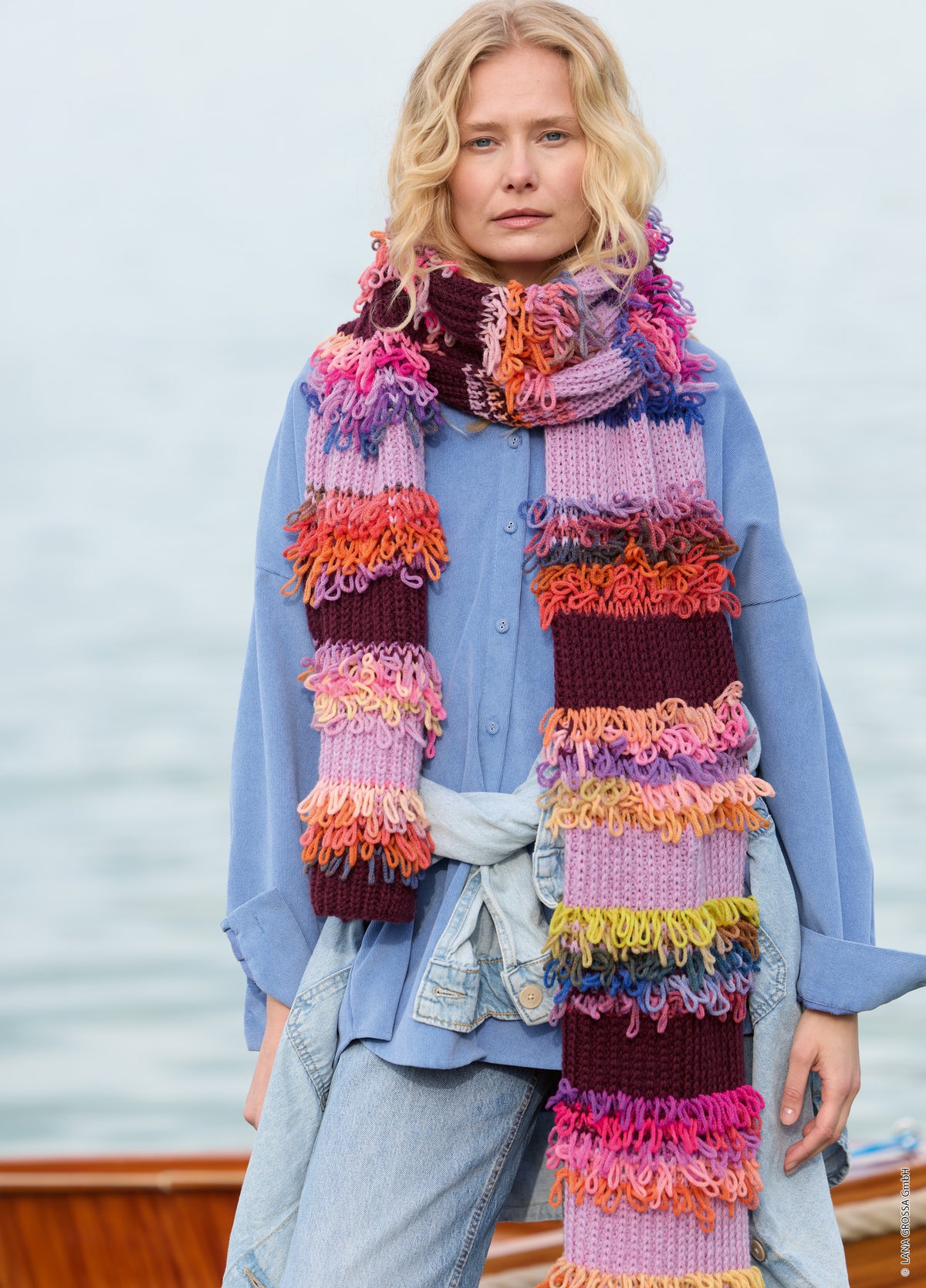 Lana Grossa Doeken & Co Nr. 10 model 5 - vrouw met lange bontgekleurde sjaal - Farfalla en Cool Merino