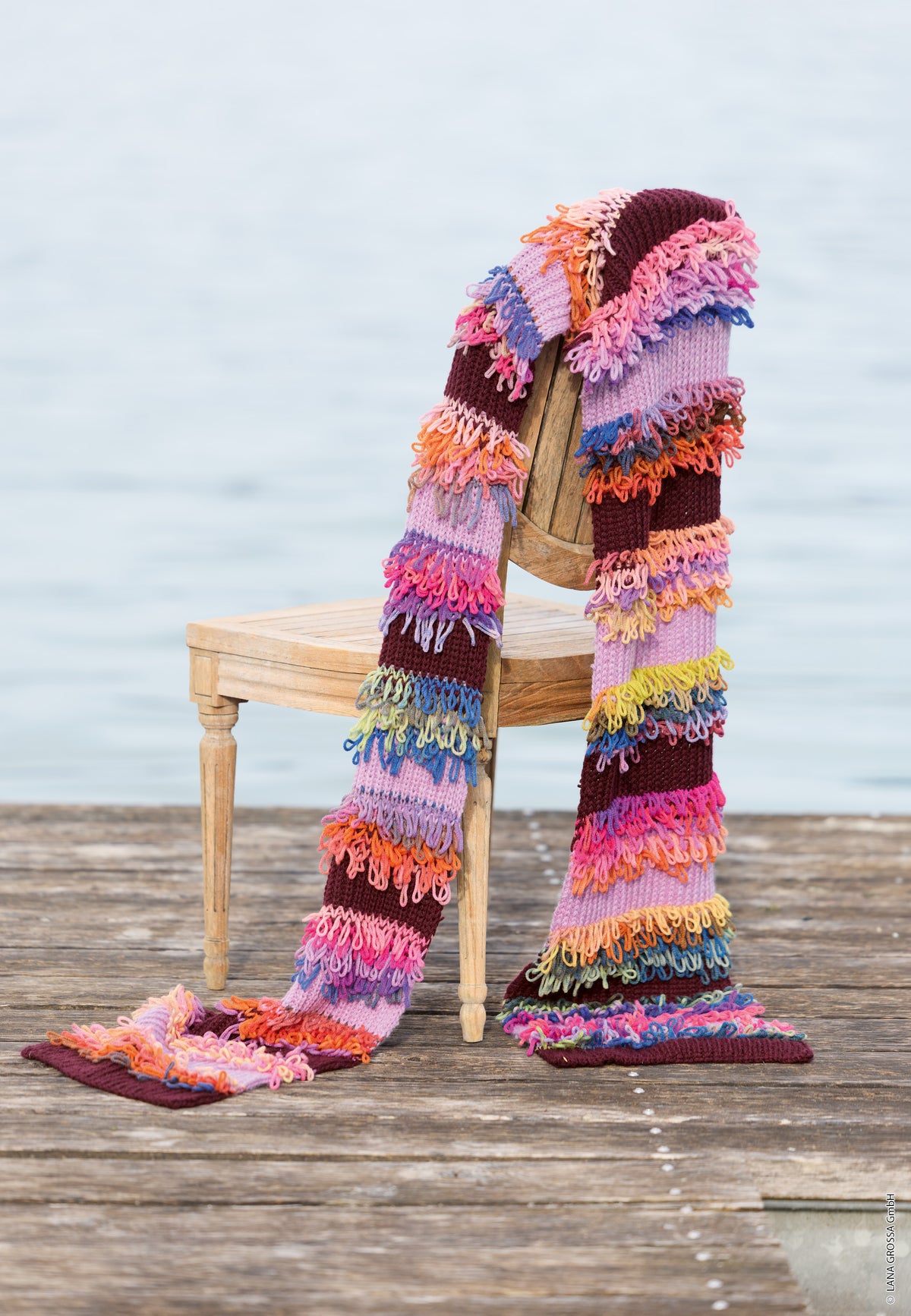 Lana Grossa Doeken & Co Nr. 10 model 5 - bontgekleurde sjaal gedrapeerd aan het water - Farfalla en Cool Merino
