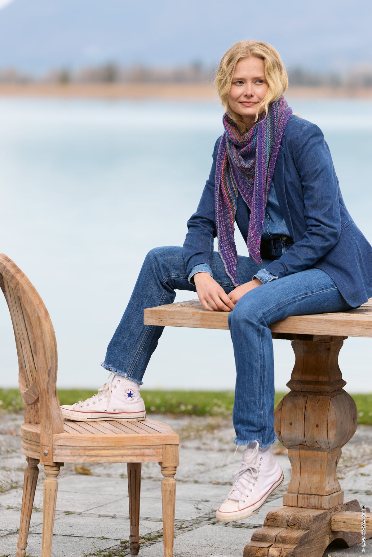 Lana Grossa Doeken & Co Nr. 10 model 6 - vrouw zittend aan het water met paarse driehoeksdoek - Colorissimo en Ecopuno
