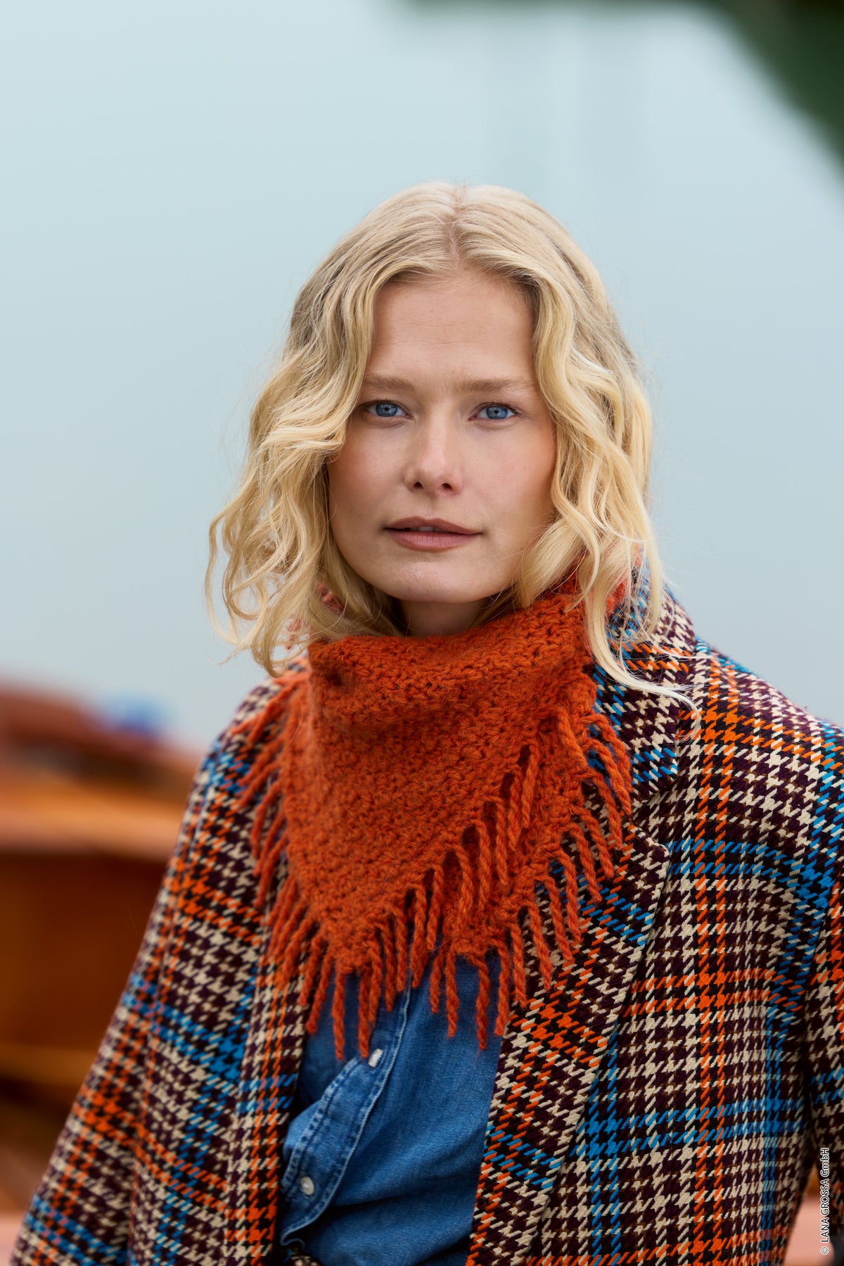 Lana Grossa Doeken & Co Nr. 10 model 8 - portret van vrouw met oranje kragensjaal met franjes - Ecopuno en Setasuri