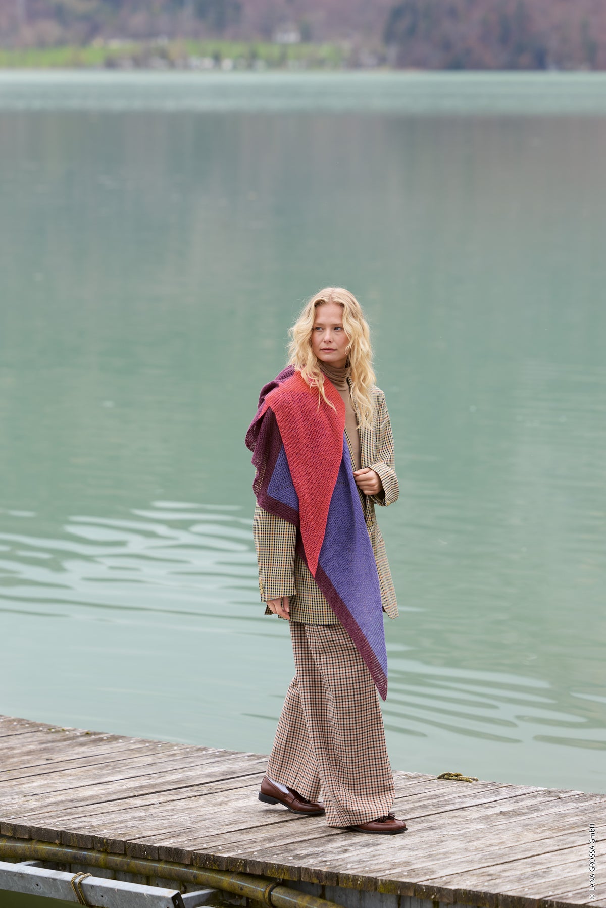 Lana Grossa Doeken & Co Nr. 10 model 9 - vrouw aan het water met rood-oranje omslagdoek - Setasuri of Soffio