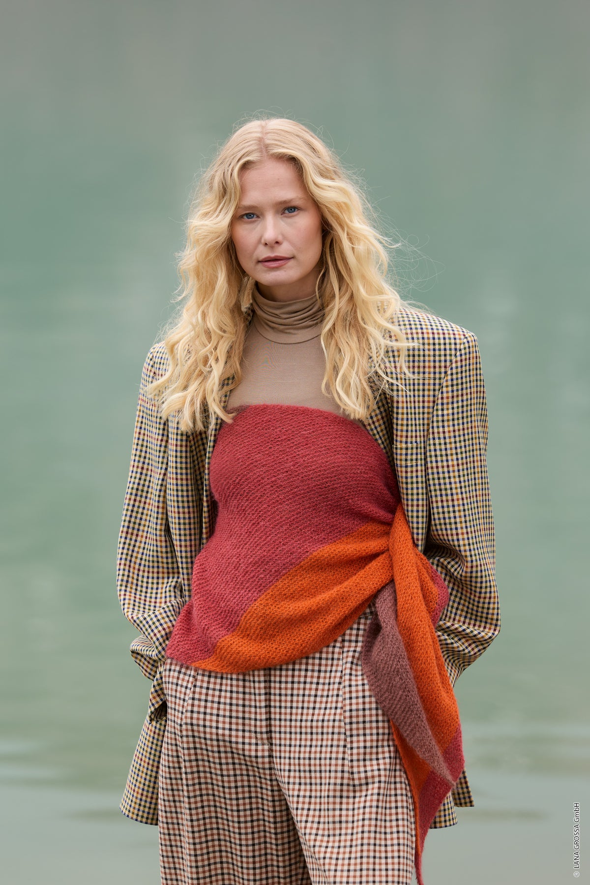 Lana Grossa Doeken & Co Nr. 10 model 9 - vrouw in rood-oranje top bij het water - Setasuri of Soffio