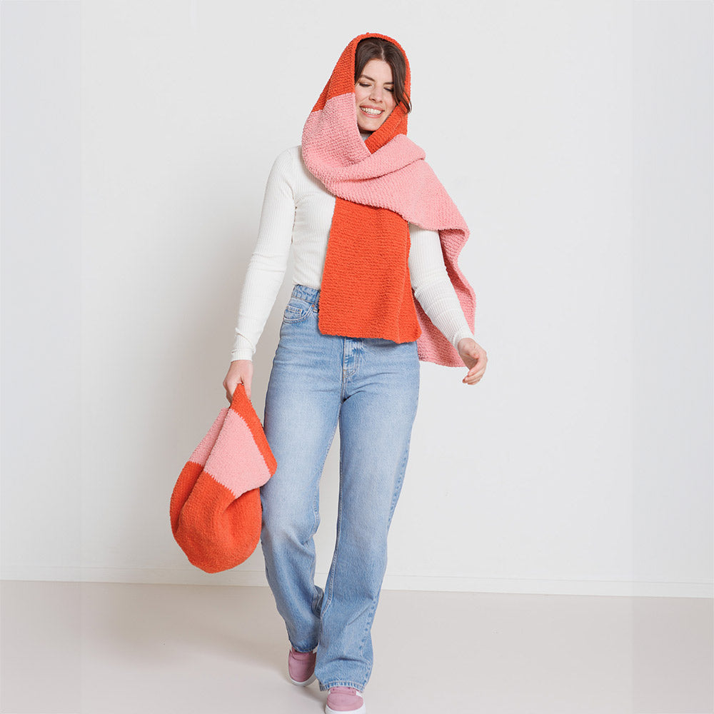 Sjaal en tas — gemaakt met Knipmode Yarn and Colors Slouchy Pouch 2.0