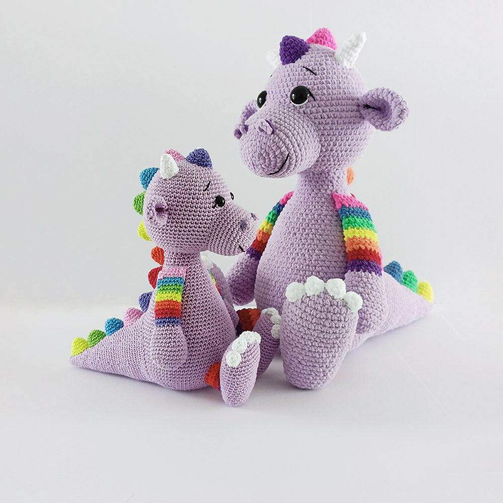 Dummel in chenille en katoen — gemaakt met Knuffel Draakje Dummel - Sandra Bekx Garen- & Haakpakket Chunky Chenille