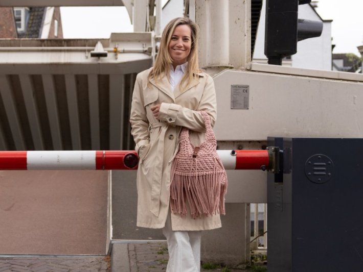 Durable Country Bag gedragen bij een lichte outfit