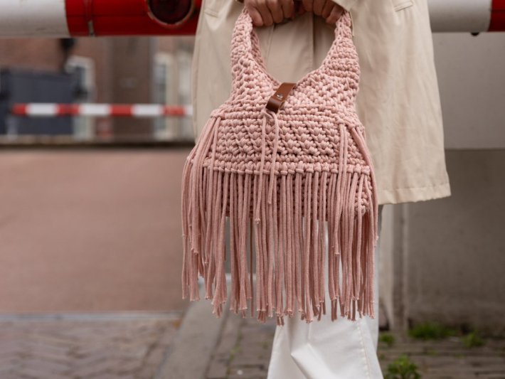 Detail van de gehaakte Country Bag en franjes