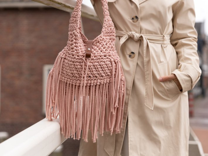 Gehaakte Durable Country Bag in Pale Pink met franjes