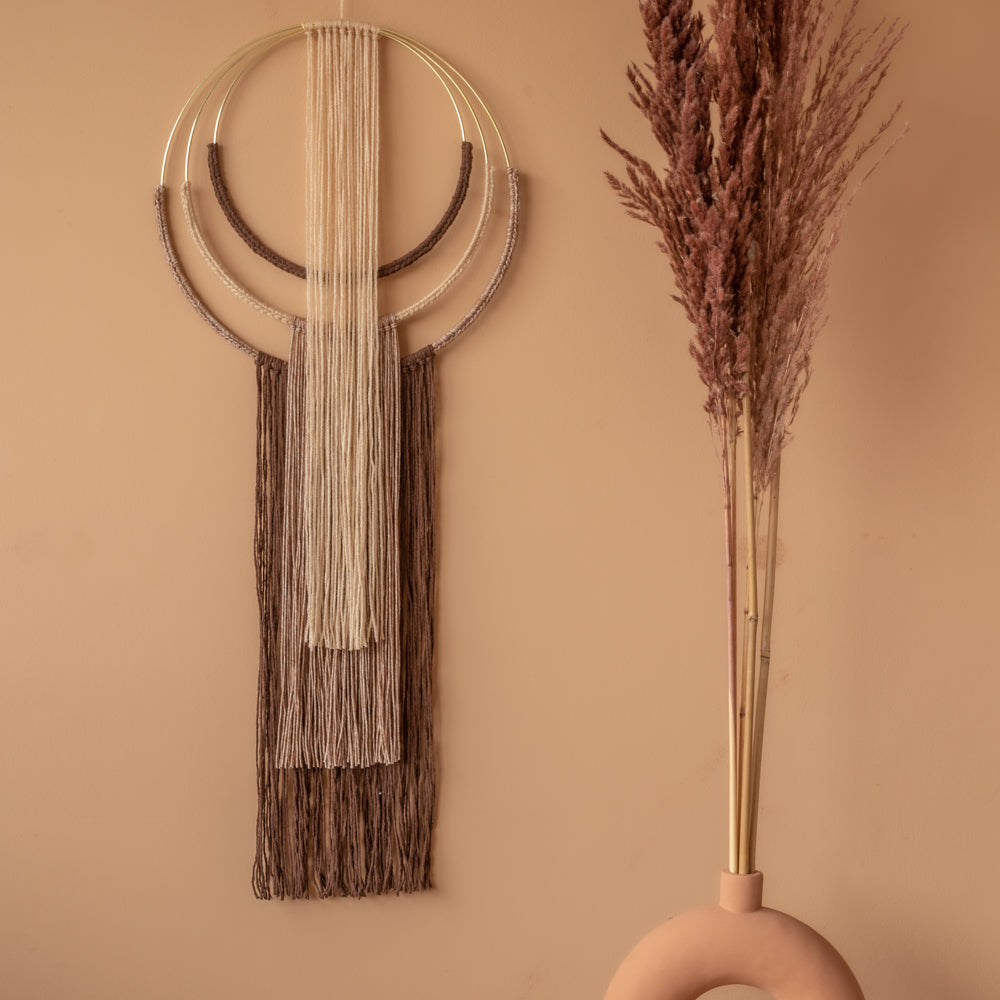 Wrapped up wall hanging — gemaakt met Macramé Patroon Yarn and Colors Wrapped up Wall Hanging (2)