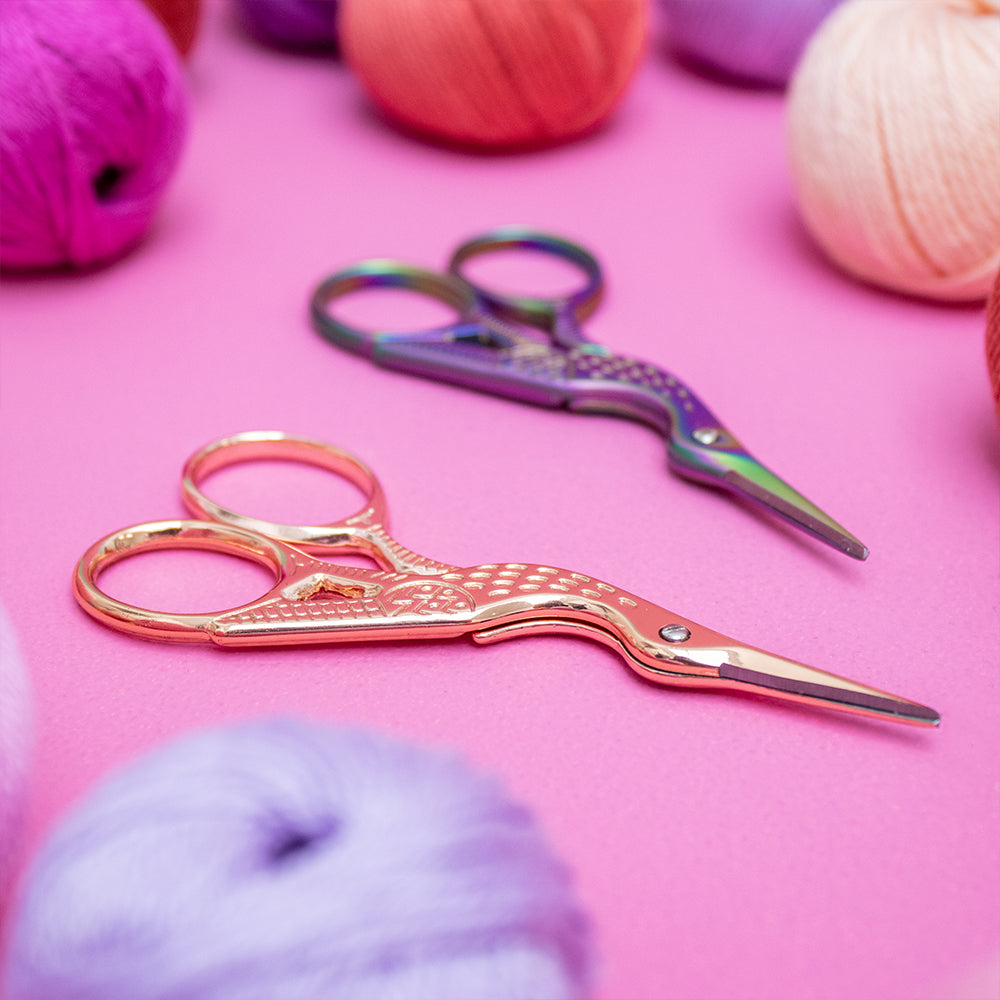 Sfeerbeeld met Milward Set Stoffenschaar (25,5cm) & Borduurschaar (11,5cm) Rainbow