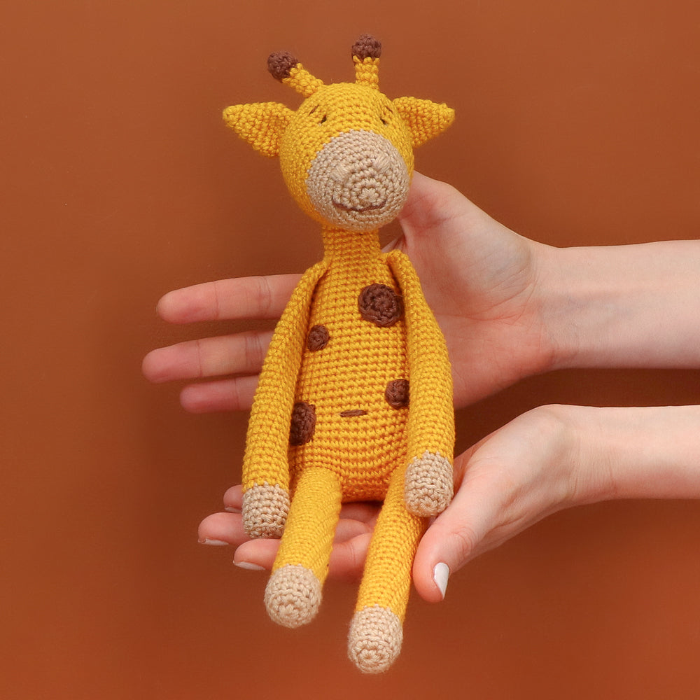 Gina giraffe — gemaakt met Patronenbundel Yarn and Colors Zoo-Animals