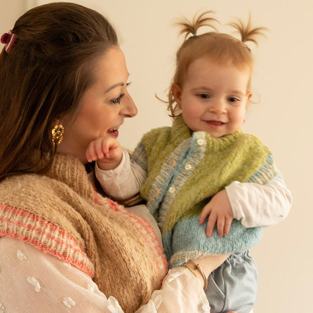 Piuma mini me — gemaakt met Piuma Mini & Me vest (Kind) Garen- en Breipakket