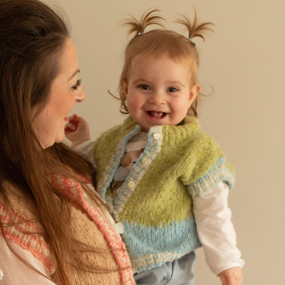 Piuma mini me — gemaakt met Piuma Mini & Me vest (Volwassenen) Garen- en Breipakket (9)