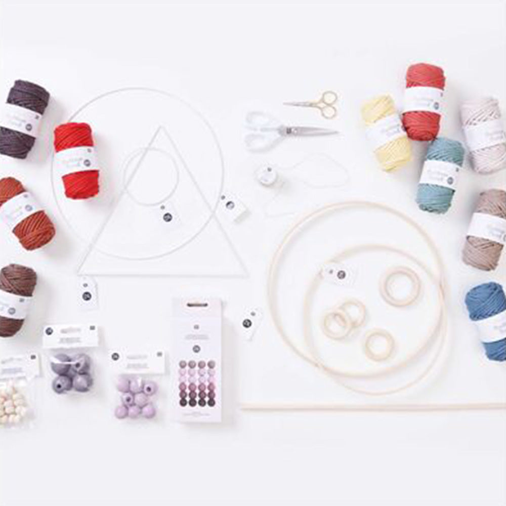 Shades of rose — gemaakt met Rico Macramé Houten Kralen 30mm Light Grey -