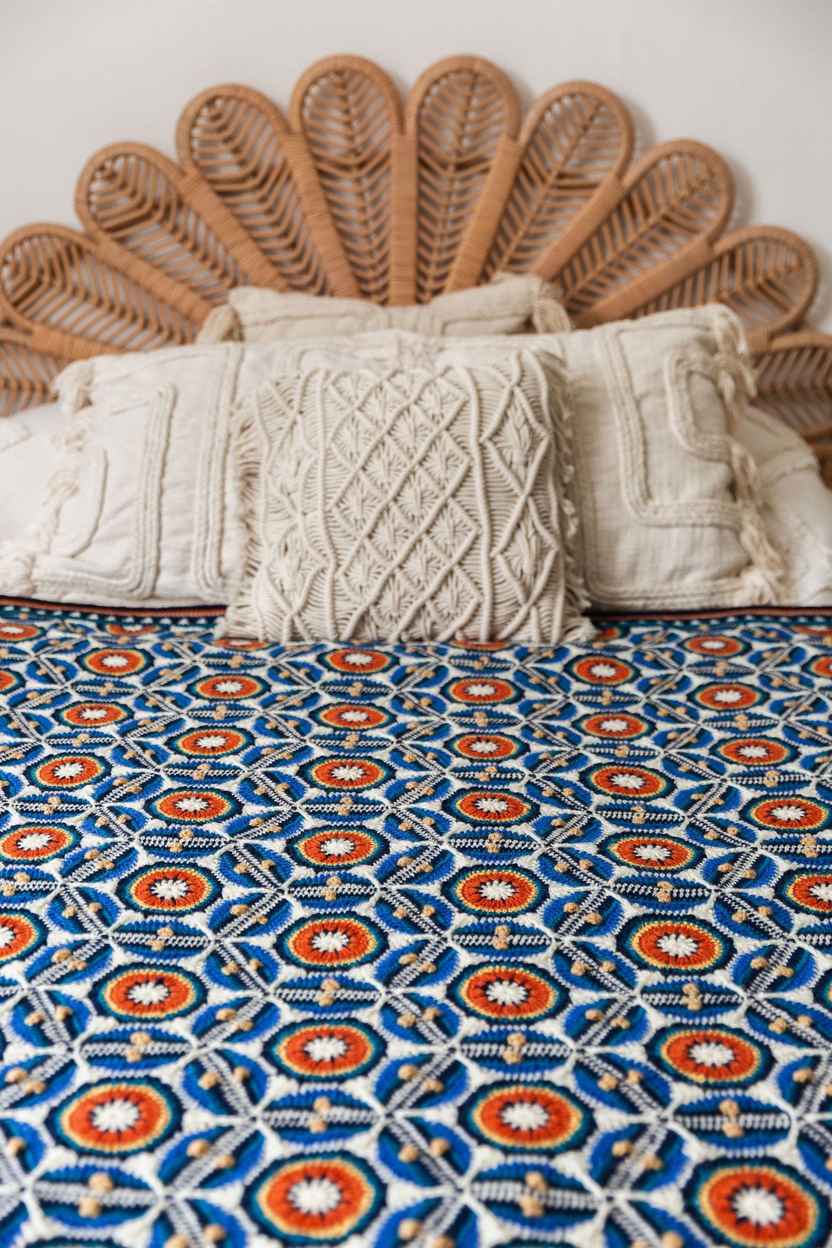 Sevilla Blanket van Jane Crowfoot gehaakt met Stylecraft Life DK op rotan stoel