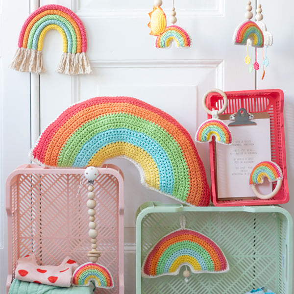 Van de gehele collectie — sfeerbeeld met Wolplein Regenboog Wandhanger Haakpakket